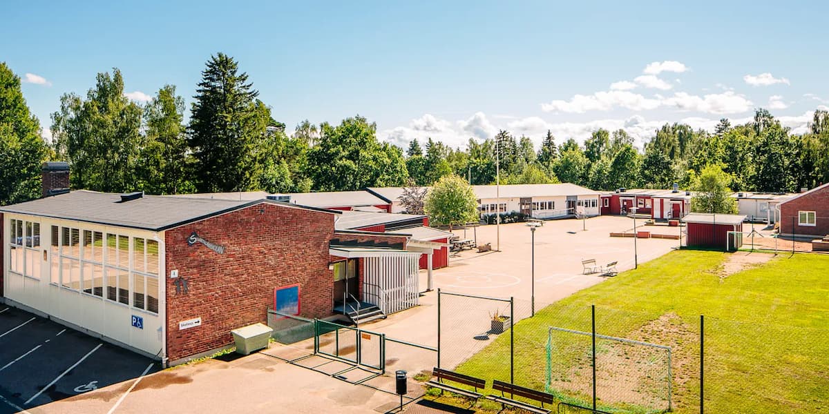En flygbild av en skola med en skolgård