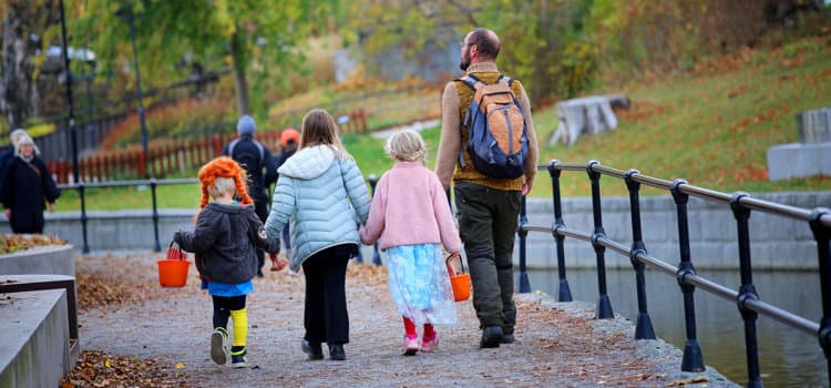 En grupp människor som går längs en trottoar