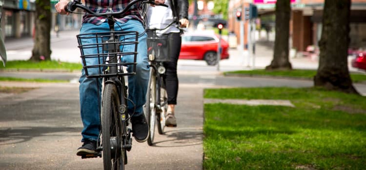 Två personer cyklar på cykelbana