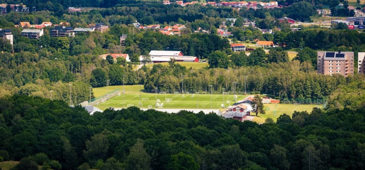 En flygbild över fotbollsplaner på Lillegården i Skövde
