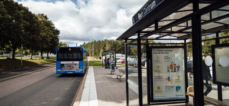 En busshållplats med en buss parkerad vid sidan av vägen