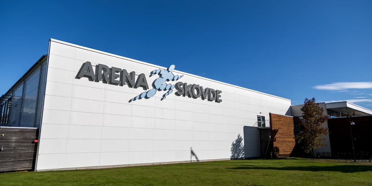 En stor vit byggnad med en skylt på sidan av den