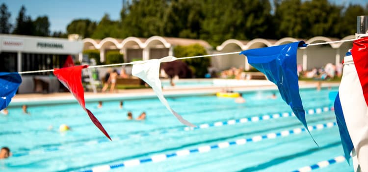 En swimmingpool med flaggor hängande från sidan av den