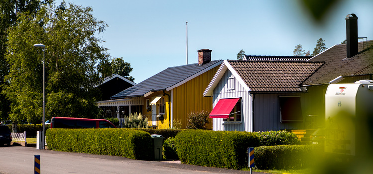 En gata med bostadshus i Ulvåker