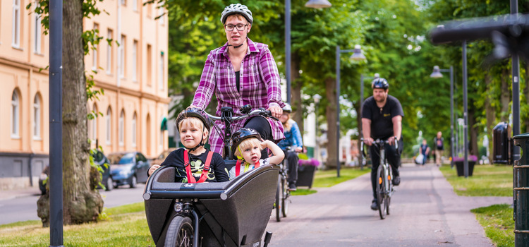 Personer som cyklar på en cykelbana i Skövde