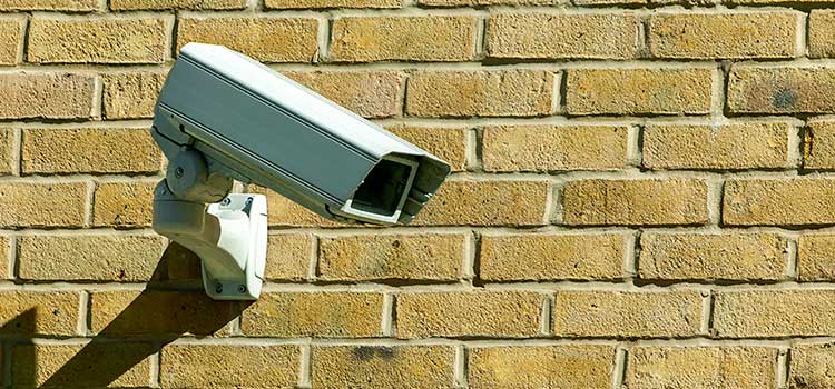 Övervakningskamera som sitter på husvägg