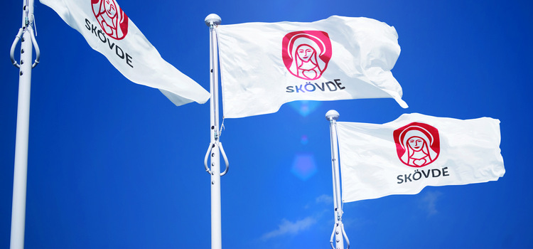 Flaggor med Skövde kommuns logotyp på. 