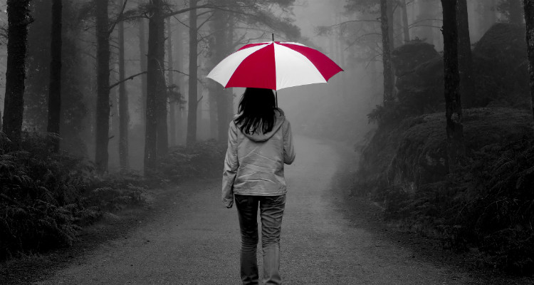 Bild på flicka med paraply