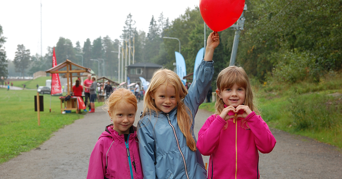 Tre barn med en ballong